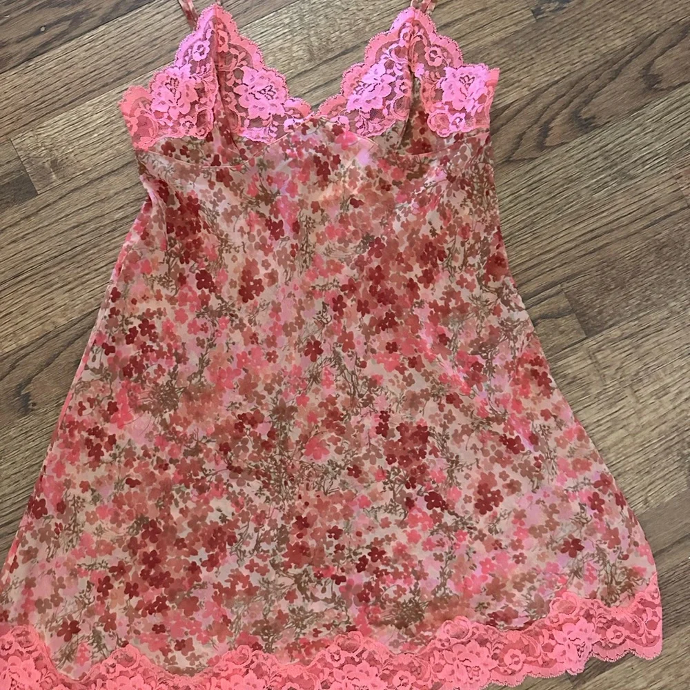 Victoria Secret - Picture 2 of 3